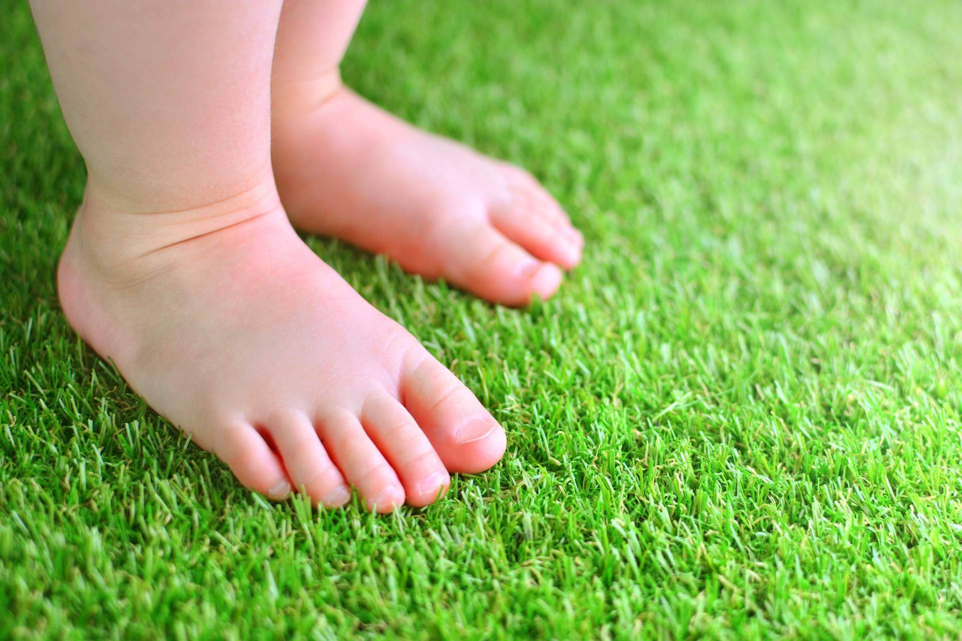 Con el césped artificial para piscinas de JardinVertical.es es posible disfrutar del verano al máximo