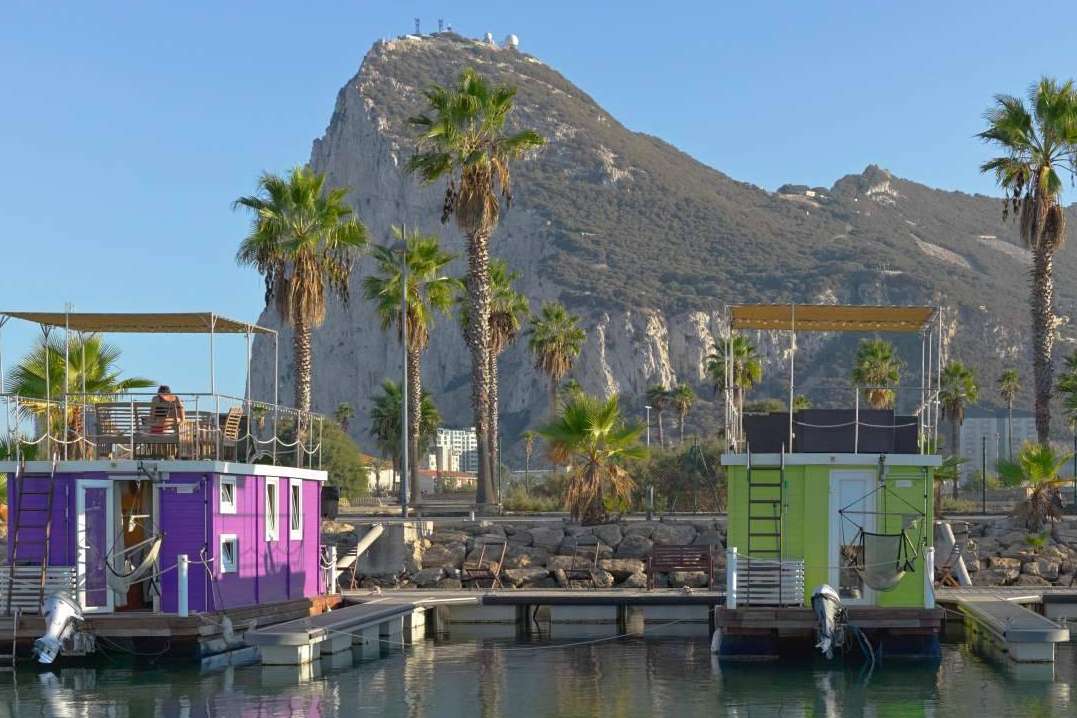 El puerto deportivo Alcaidesa Marina, el entorno de los hoteles flotantes de Boat Haus